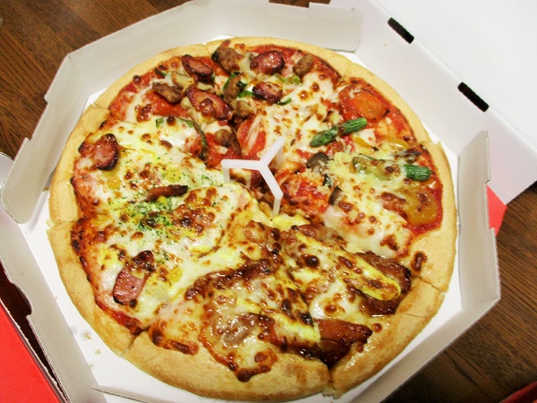 おいしみ４　Ｍサイズ: 8カット 2-3人分 - ふっくらパンピザ　1,220円（税込）