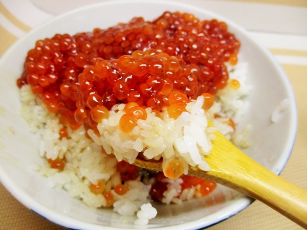 北海道産いくら丼ですよ!! ゆずこしょうが合うね〜♪