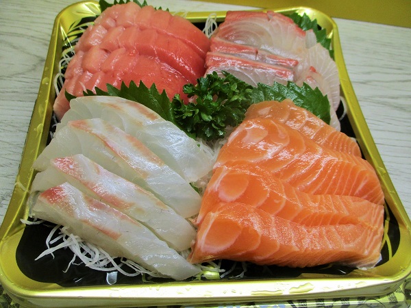 年９月11日 金 特選品 刺身４点盛合せ マグロ 鯛 サーモン カンパチ 菜の花にしん 福島県産きゅうり おつまみいか 納豆 雪誉 食べたものを記録しています