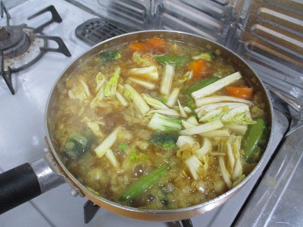 ヒガシマル　カレーうどんスープに野菜をたっぷり入れて…