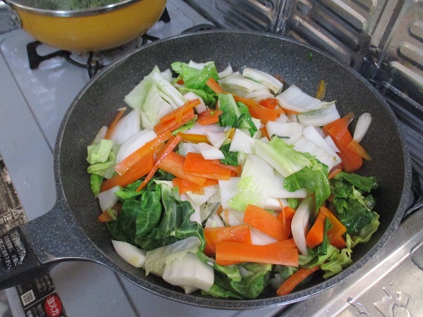 野菜炒めを作りました〜♪　春キャベツ、白菜、にんじん。