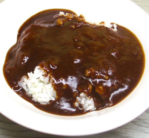 かつやのお弁当のごはんにカレーをかけて…　カレーライスに。