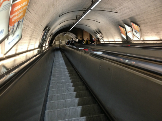 吸い込まれそうなヘルシンキ地下鉄のエスカレーター