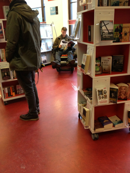 Posti2階の本屋、マッサージチェアでくつろぐ人
