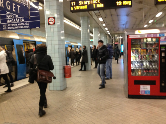 ヒュートリエット駅で地下鉄に乗り込む