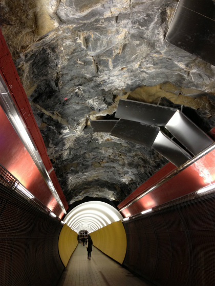 岩肌がむき出しなストックホルムのトンネル通路