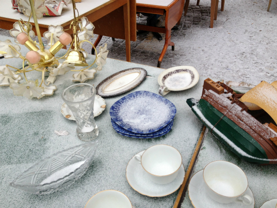 お皿に雪が積もっています。