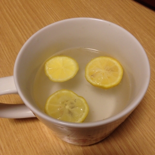 1、輪切りの柚子にお湯を注いで数分待つ。