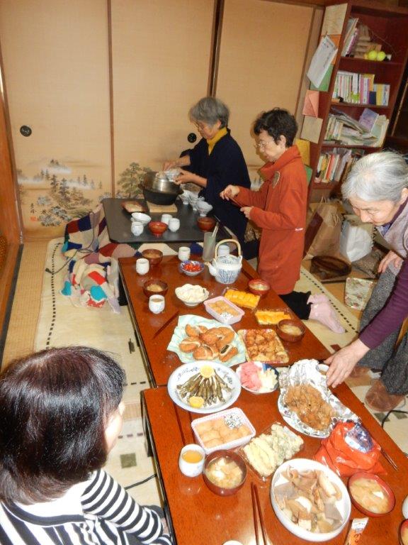 持ち寄った食事が揃いました。.jpg