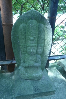3つ首 石碑