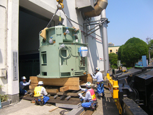 尾久ポンプ所 電動機搬入
