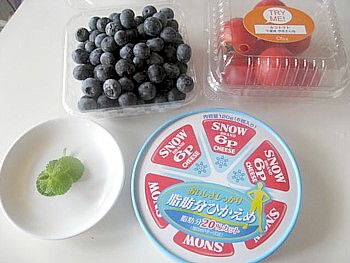 トマトとチーズトブルーベリーの甘いサラダ