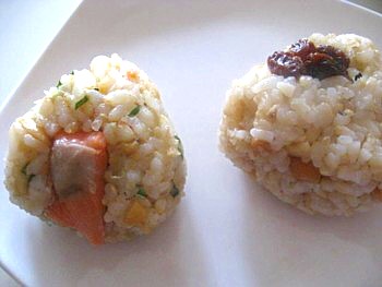 玄米おにぎり小松菜包み