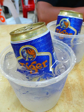 ビーチ沿いの屋台でご飯