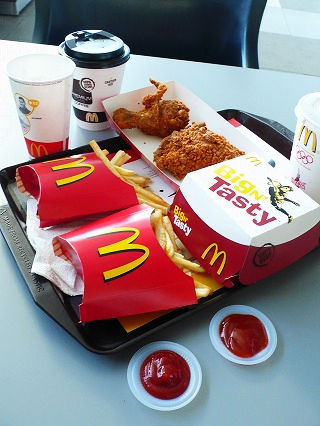 空港でマクドナルド
