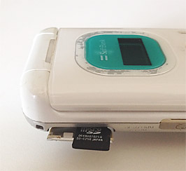まずはmicroSDカードにバックアップデータをとってしまいませう! 「SoftBank 811T」から外部メモリーのmicroSDカードを抜き出したところ