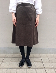 679 後ろゴムのタックスカート | CHECK&STRIPE スタッフの着こなし