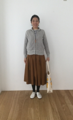 713 ちょっと長めのギャザースカート | CHECK&STRIPE スタッフの着こなし