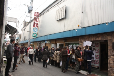 映画祭当日館外入場待ち