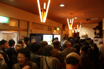 映画祭当日ロビー混雑