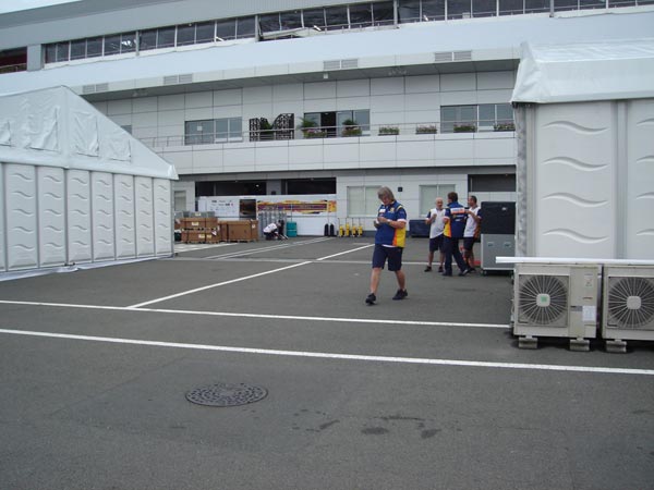 パドック裏に到着