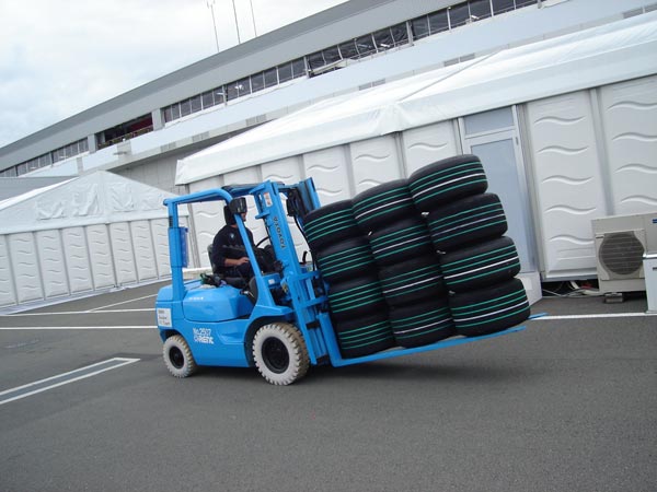 フォークリフトでも運びます