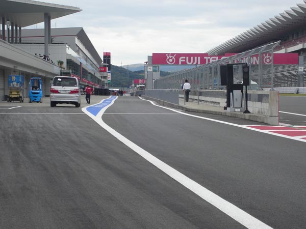 ピットロード出口側の路面