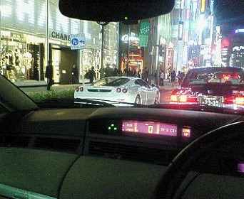 シャネルの前に白い跳ね馬が!!
