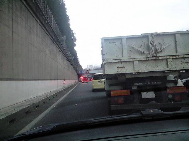 なんだかスゴイ物々しい渋滞