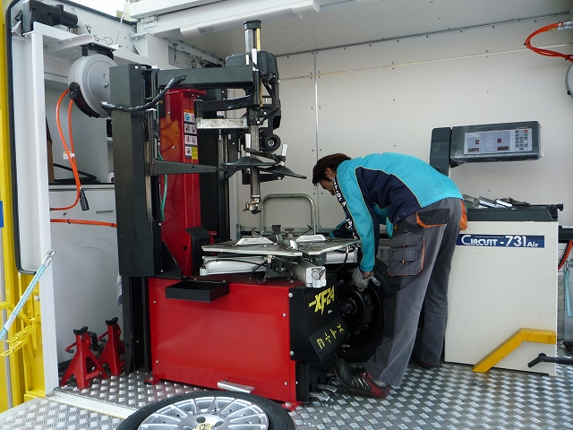 サービスカーでの作業風景です
