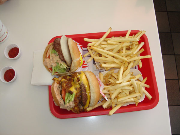 西海岸のみで展開されている、IN-N-OUT BURGER