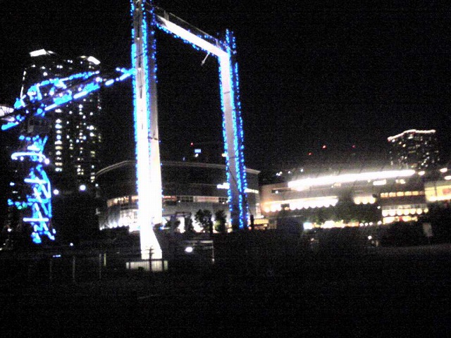 夜の海にネオンがキレイです♪