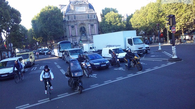 自転車や容赦ないバイクがたくさんいた