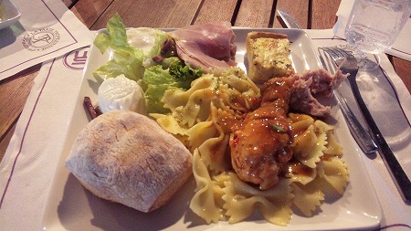 食事はこんな感じデス!ちなみに骨チキンはすぐに譲渡しました・・・