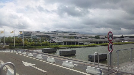 本社は要塞みたい