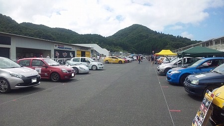 サーキットもルノーで埋め尽くします