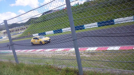 一台づつ優雅に走っているように見えますが