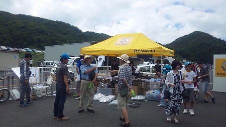 会場内ではルノーブースでグッズがSALE販売