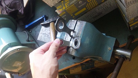 シートベルト取り付けアンカー金具