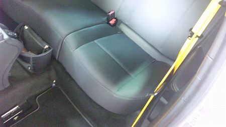 次はリアシート部のネジを利用