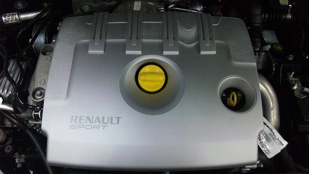 メガーヌRSのフード内写真