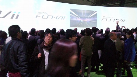 TOYOTAはすげー人だかりだった