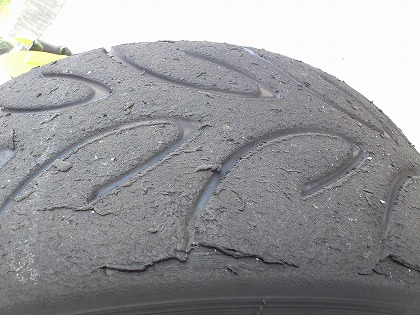 タイヤが僕の腕をカバー・・・