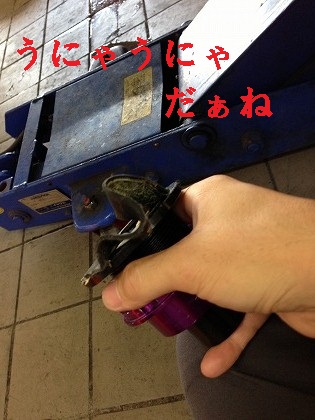 外してみるとゴムが外れかけてる