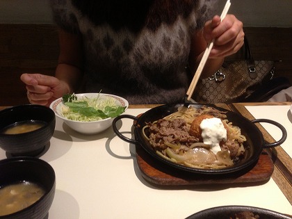 大量のパスタの上におかずが・・・