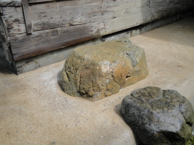 踏み石（下駄脱ぎ）と軒下雨落ち（犬走り） | 新樹造園｜誠意と創意の