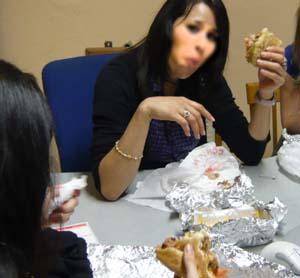 ベリーダンスの先生がケバブを食べている写真