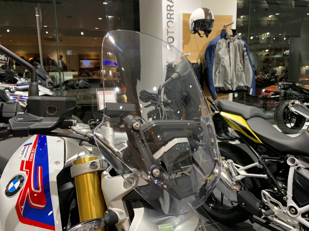 R1250Rのハイウインドスクリーンを体感してみてください
