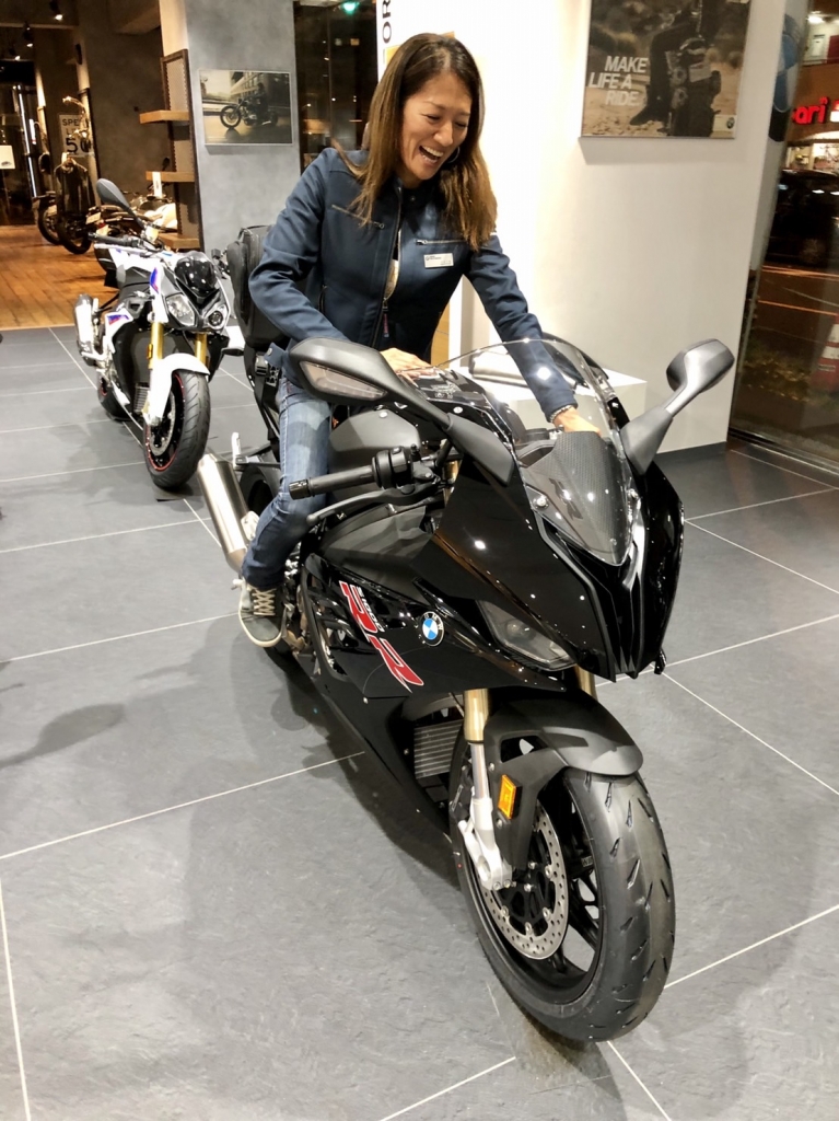 マイバイクが来ました～、うれし～！！（S1000RRブラックストーム