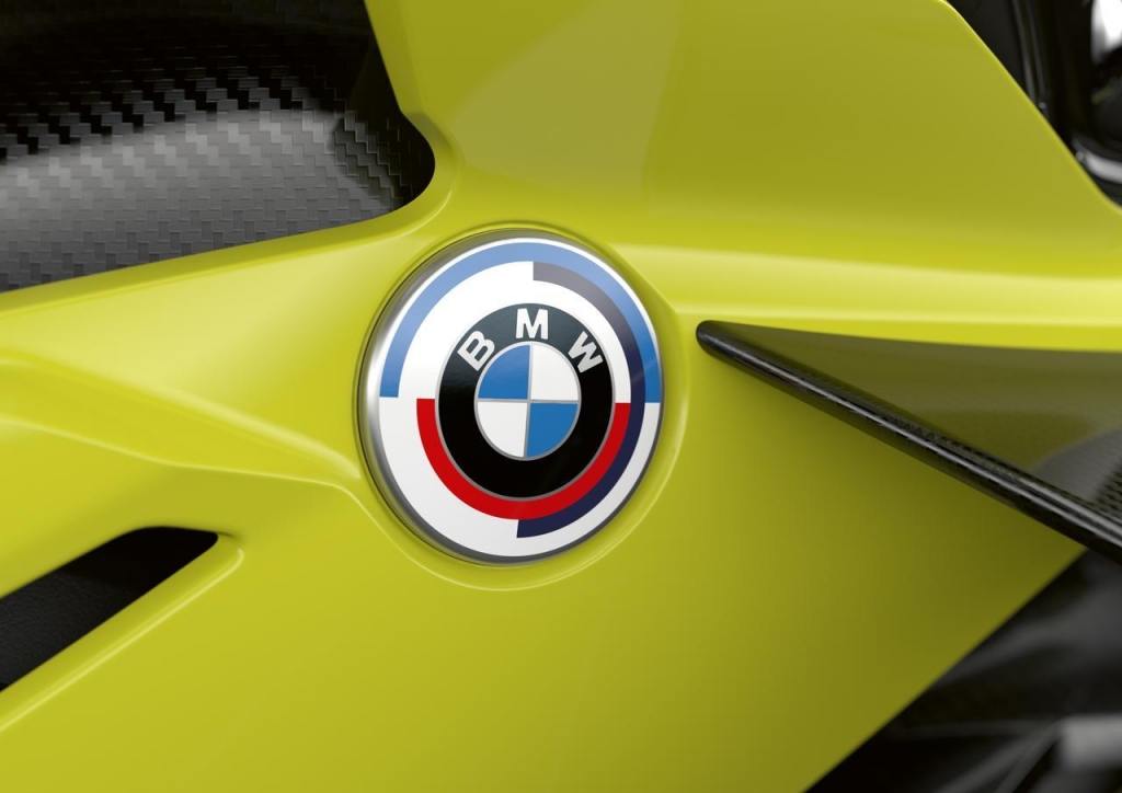値下げです！ BMW　50周年記念　エンブレム　美品 BMW純正 M 50th Anniversary エンブレム＋取付グロメット 5